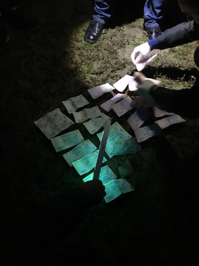 На Волині поліцейського взяли на хабарі