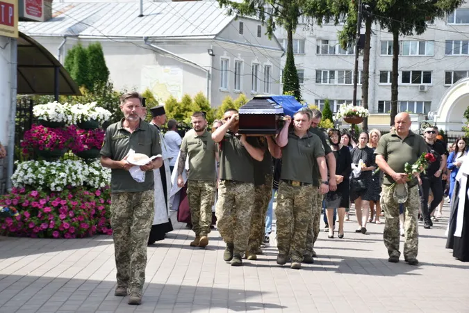 У Луцьку попрощалися із загиблим під Мар'їнкою Олексієм Ходирєвим (фото)