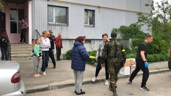 «Свідомі» привезли «сімейні пакунки» у звільнені від окупації містечка Харківщини (фото)