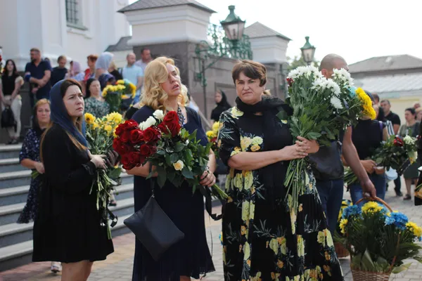 Плакали навіть чоловіки: Луцьк провів у останню путь воїна Михайла Дарчича (фото, відео)