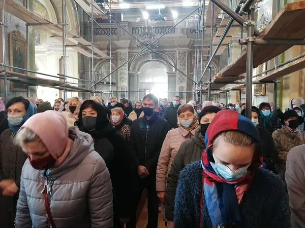 Свічки, молитва й соціальна дистанція: як у луцькому соборі святкують Благовіщення (фото)