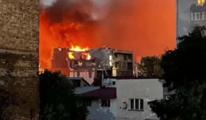 Ворог вдарив по Львову – горять будинки, багато постраждалих