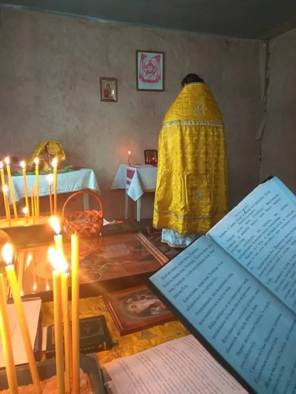 «Константинополь, дивись!»: у Нічогівці віряни УПЦ (МП) правлять службу в старій хаті (фото)