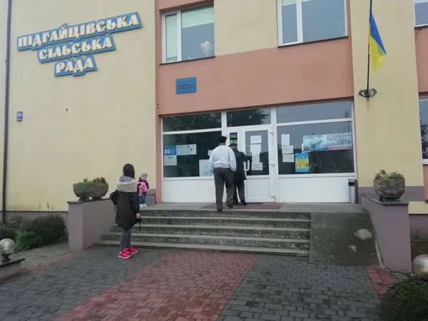 На Волині – недоступні приміщення та черги до дільниць (фото, відео)