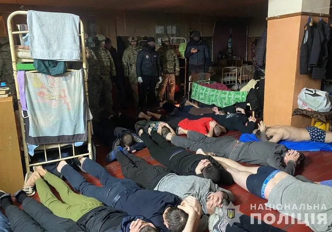 Видурювали гроші в таксистів: у Маневицькій колонії діяла група шахраїв (фото, відео)
