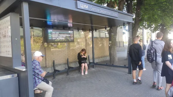 У Луцьку із зупинок громадського транспорту зникли лавки (відео)