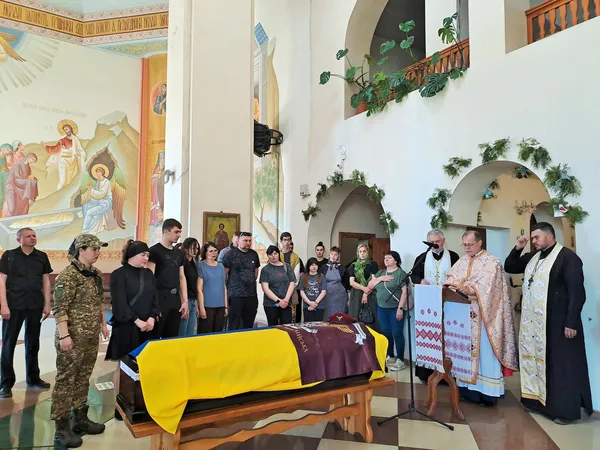 Останніми словами були «пізніше наберу»: Ковель прощався із загиблим воїном Віктором Лєньо (фото)