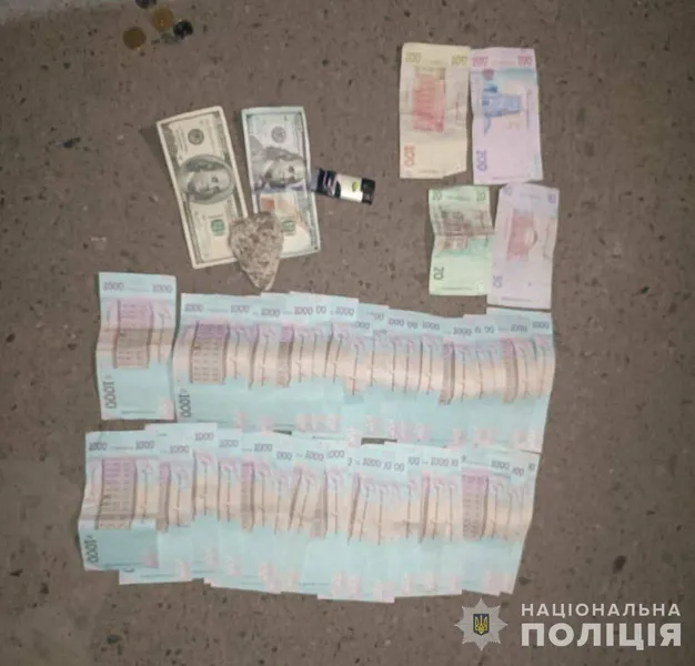 На Волині 17-річна дівчина з двома спільниками пограбували чоловіка (фото)