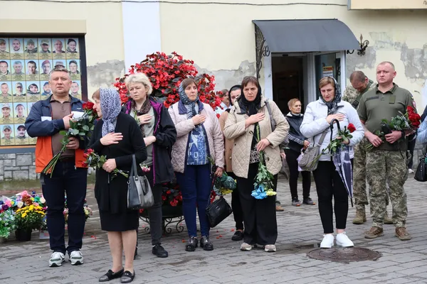 Луцьк у скорботі: відбулось прощання із військовим Володимиром Чижуком (фото)