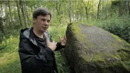 На березі волинського озера лежить містичний камінь, який принесла Богородиця (відео)