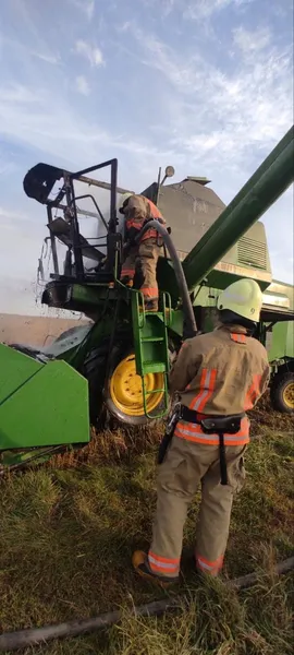 Вогонь охопив двигун та кабіну: у Луцькому районі горів комбайн (фото)