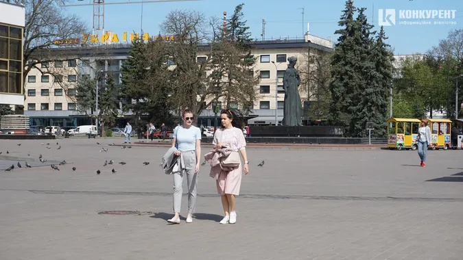 Весняний Луцьк: як місцеві прогулюються заквітчаним центром (фото)