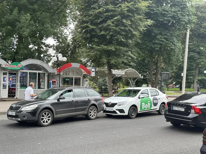 Не поділили дорогу: на проспекті Волі зіткнулись Skoda та Renault (фото)