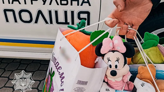 Маленька лучанка передала м'які іграшки для автомобілів патрульних (фото)