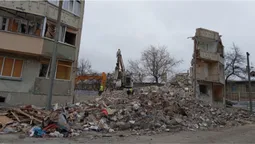 Колись було життя, а тепер купа уламків: як виглядає зруйнований росіянами будинок у Луцьку (фото)