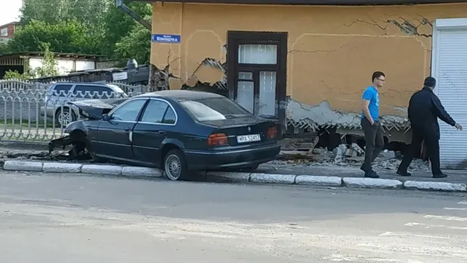 На Волині «беха» серед ночі «влетіла» в будинок (фото)