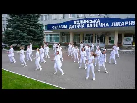 У Луцьку медики влаштували танці з нагоди професійного свята (відео)