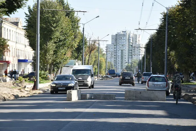 «Працюйте понаднормово!»: Поліщук наказав прискорити реконструкцію центрального проспекту Луцька (фото)