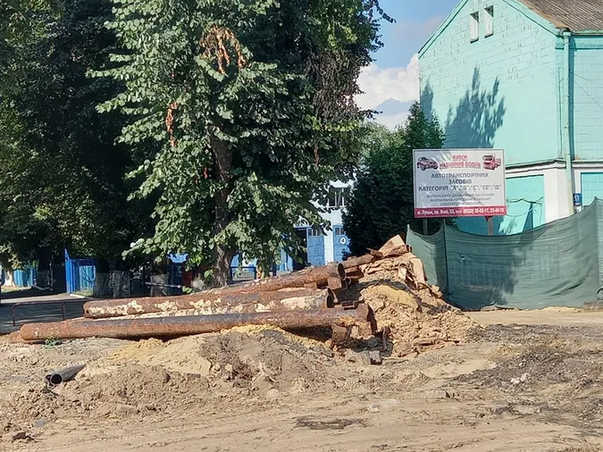 Замінюють мережі: що коїться на проспекті Волі (фото)