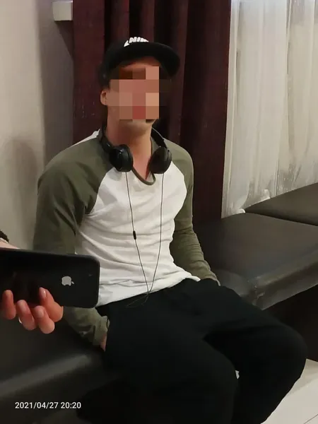 «На гарячому» спіймали хулігана, який розмальовував стіну суду в Луцьку (фото)