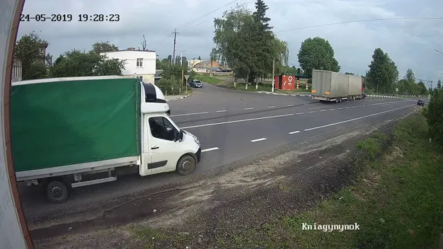 Аварія у Княгининку: вантажівка влетіла в легковик (відео)