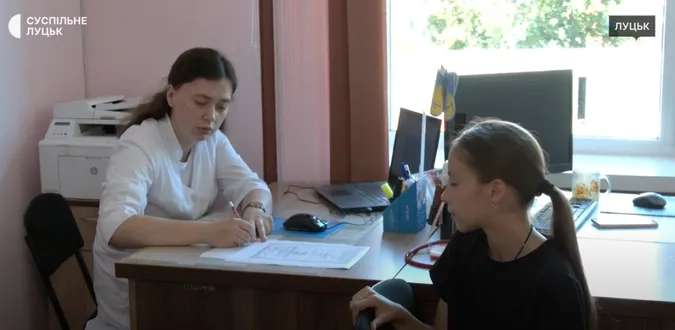 У Луцьку в поліклініках – ажіотаж: батьки поспішають оновити дані своїх дітей (відео)