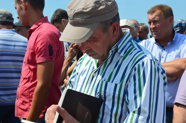Аграрій з 30-річним стажем уважно занотовує слова своїх колег