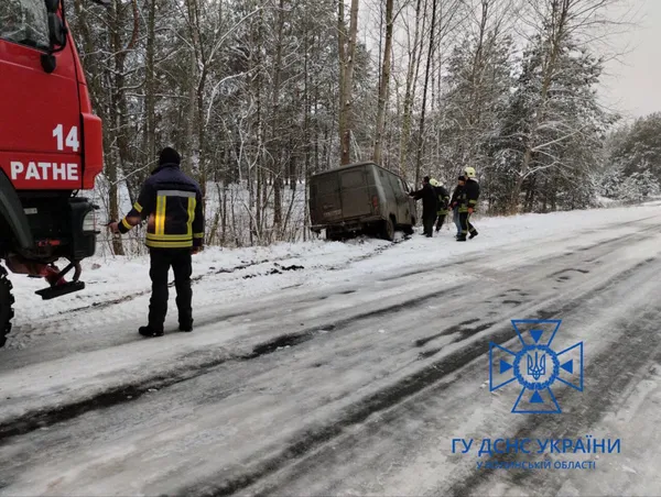 На Волині автомобіль Укрпошти злетів у кювет (фото)