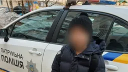 У Луцьку під під'їздом залишили маленького хлопчика (фото)