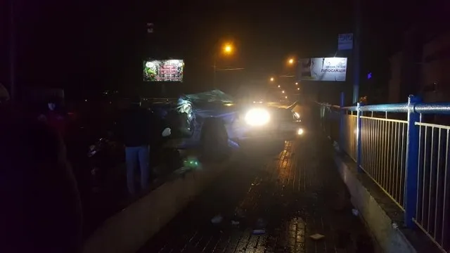 У Луцьку таксі в'їхало у відбійник: пасажир загинув (фото)