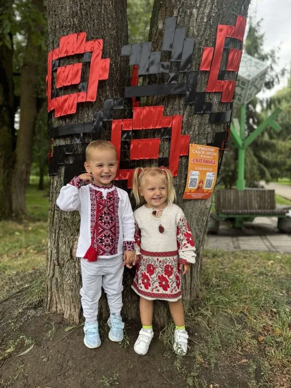 У Луцьку діти «вишили» дерева українськими орнаментами (фото)