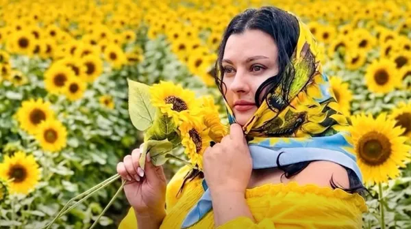 Колекція яскравих хустин отримала назву «Квіти серця»