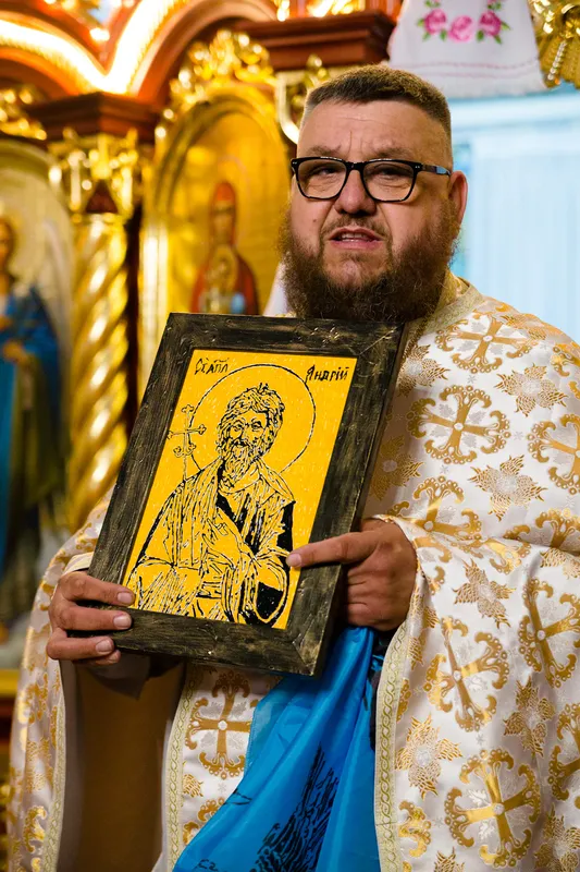 У Гаразджі захисник подарував священнику ікону, яку писав на передовій (фото)