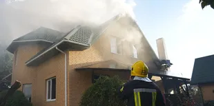 Горіла покрівля: під Луцьком рятувальники гасили житловий будинок (фото)