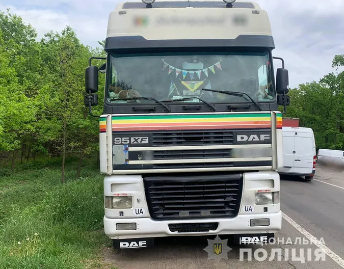 У Луцькому районі на блокпосту зупинили фуру, «забиту» дубовими колодами (фото)