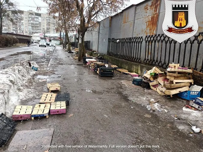 Ящики в багнюці: показали наслідки стихійної торгівлі біля автостанції у Луцьку (фото)