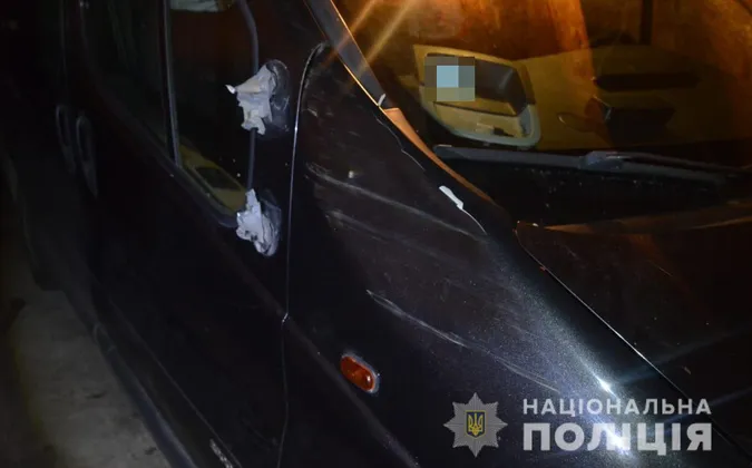 На Волині чоловік вкрав з-під будинку авто, в’їхав на ньому в паркан і втік (фото)