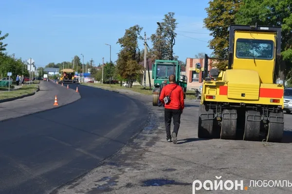 Дружина депутата облради ремонтує на Волині частину дороги державного значення