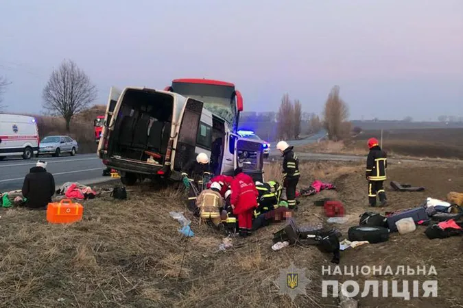 Семеро загиблих: бус, який віз біженців з Дніпра, потрапив у ДТП на Хмельниччині (фото)