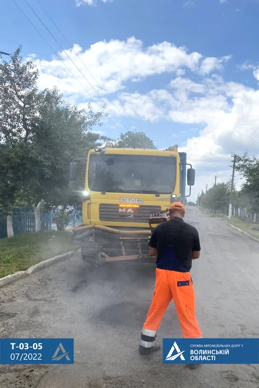 На Волині ліквідовують вибоїни на дорогах – водіїв просять бути обережними (фото, відео)