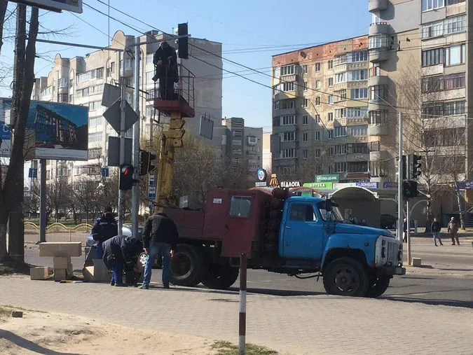 Біля «ПортCity» ремонтують два світлофори (фото)