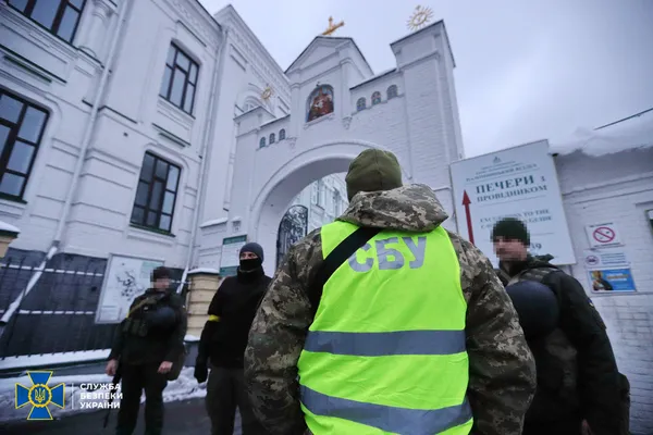 Безпекові заходи: СБУ нагрянула у Києво-Печерську лавру (фото, відео)