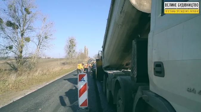 На Волині ремонтують дорогу, яка чекала цього десятиліттями (відео)
