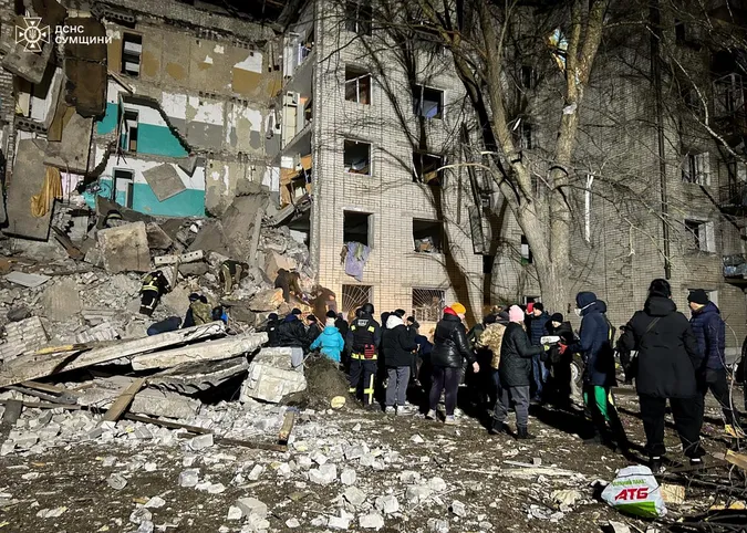 У Глухові під завалами на місці ворожого удару загинули 12 людей (фото)