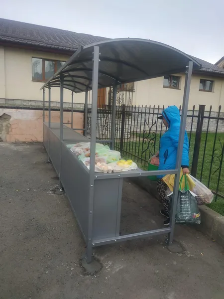 Дозволили торгувати: поблизу луцького залізничного вокзалу встановили ятки (фото, відео)