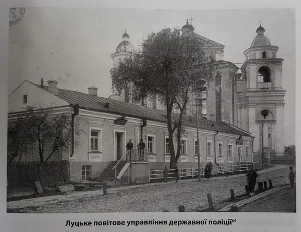 На лижах, верхи, на велосипедах: луцькі поліцейські минулого століття (фото)