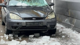 Небезпечна відлига: у центрі Луцька брила криги розтрощила автомобіль (фото)