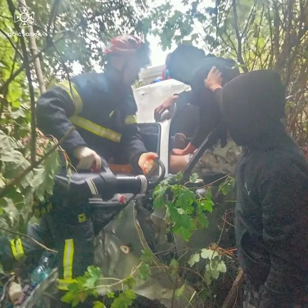 Авто злетіло з дороги: у Луцькому районі рятувальники визволяли водія (фото)