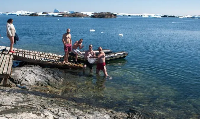 Українські полярники відзначили Водохреще купанням у бухті (фото)
