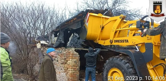 У Луцьку муніципали знесли занедбану халупу напроти міськради (фото)